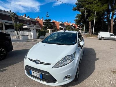 Usata Ford Fiesta 69 CV (50 kW) 2012 Bianco Utilitaria