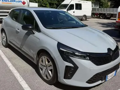 Usata Renault Clio V Techno 101 CV (74 kW) 2024 Grigio Berlina
