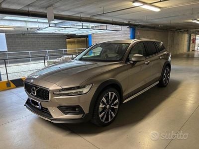 Usata Volvo V60 CC Business Edition 190 CV (139 kW) 2020 Grigio Station wagon