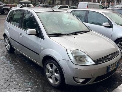 Usata Ford Fiesta 68 CV (50 kW) 2005 Grigio Utilitaria