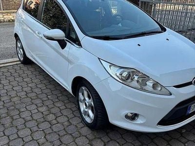 Usata Ford Fiesta Titanium 70 CV (51 kW) 2010 Bianco Utilitaria