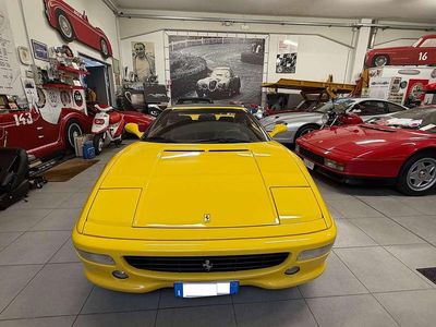 Usata Ferrari F355 381 CV (280 kW) 1995 Giallo Cabrio