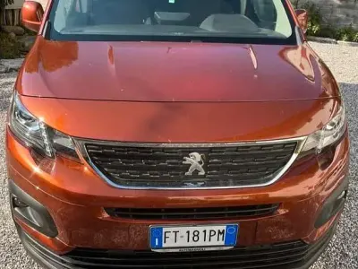 Usata Peugeot Rifter GT-line 131 CV (96 kW) 2019 Arancione Monovolume