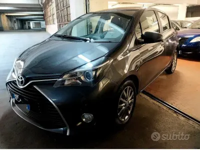 Usata Toyota Yaris Cool 69 CV (50 kW) 2017 Grigio Berlina