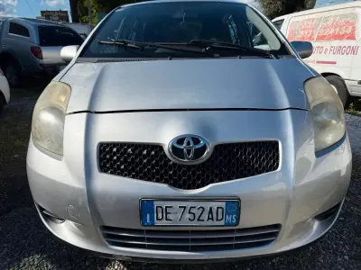 Usata Toyota Yaris Sol 90 CV (66 kW) 2007 Argento Utilitaria
