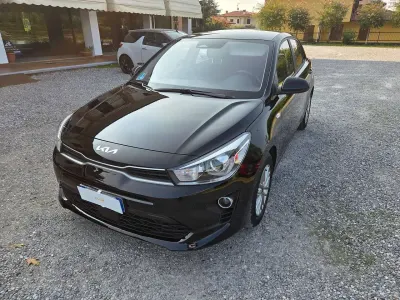 Usata Kia Rio Comfort 84 CV (61 kW) 2023 Nero Berlina