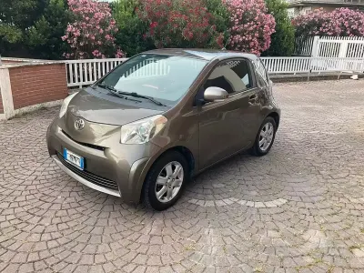 Usata Toyota iQ 68 CV (50 kW) 2012 Marrone Utilitaria