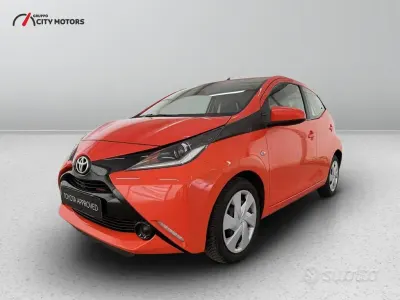 Begagnad Toyota Aygo X-play 69 HK (50 kW) 2016 Gul Halvkombi