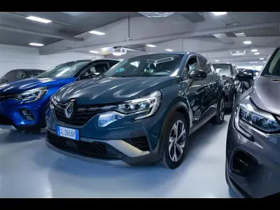 Usata Renault Captur RS Line 160 CV (117 kW) 2022 Grigio chiaro SUV