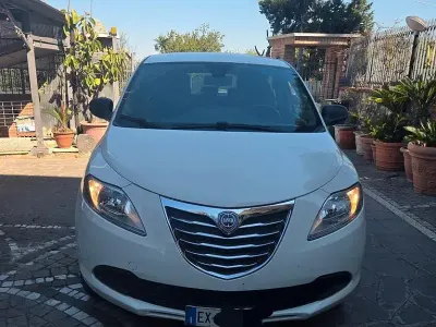 Usata Lancia Ypsilon 80 CV (58 kW) 2014 Bianco Utilitaria