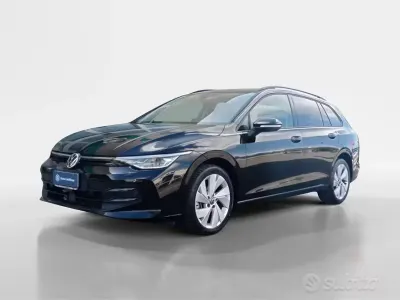 Usata VW Golf VIII Life 150 CV (110 kW) 2024 Grenadill black metallizzato Station wagon