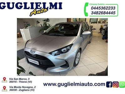 Argento Nuova 2025 Toyota Yaris Hybrid Active Berlina | 19.590 € (Buon prezzo)