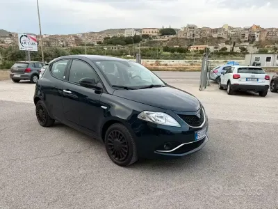 Usado Lancia Ypsilon Silver 69 CV (50 kW) 2017 Verde Utilitario