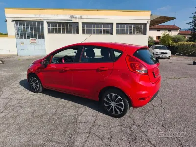 Usata Ford Fiesta Titanium 92 CV (67 kW) 2010 Rosso Berlina