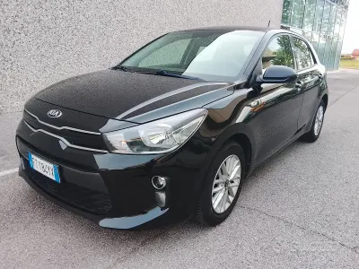 Usata Kia Rio 84 CV (61 kW) 2019 Nero Berlina