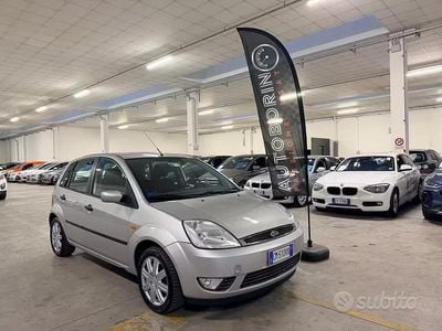 Usata Ford Fiesta Ghia 68 CV (50 kW) 2004 Grigio Utilitaria