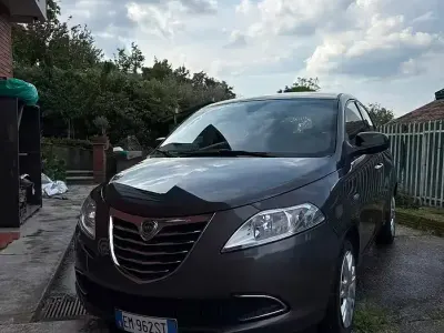 Usata Lancia Ypsilon 69 CV (50 kW) 2012 Grigio Utilitaria