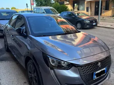 Usata Peugeot 208 Allure 56 kW (77 CV) 2022 Grigio Utilitaria