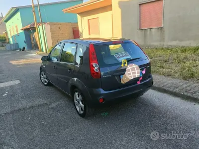 Usata Ford Fiesta 53 CV (38 kW) 2008 Grigio Utilitaria