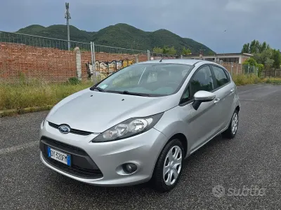 Usata Ford Fiesta 60 CV (44 kW) 2010 Grigio Berlina