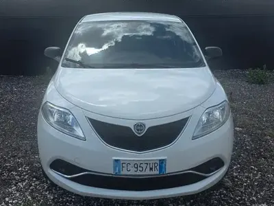 Usata Lancia Ypsilon Platinum 69 CV (50 kW) 2016 Bianco Utilitaria