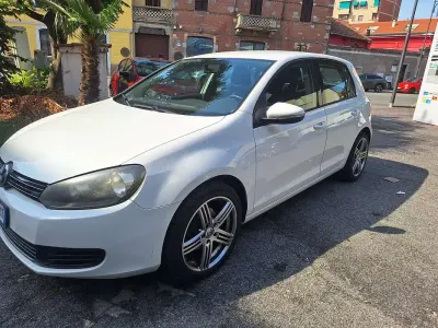 Usata VW Golf VI 105 CV (77 kW) 2011 Bianco Utilitaria