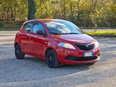 Usata Lancia Ypsilon Gold 69 CV (50 kW) 2020 Rosso Utilitaria