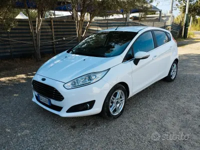 Usata Ford Fiesta 75 CV (55 kW) 2014 Bianco Utilitaria