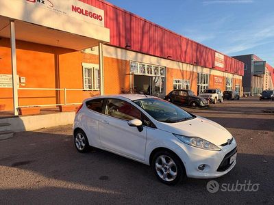 Usata Ford Fiesta 81 CV (59 kW) 2012 Bianco Utilitaria