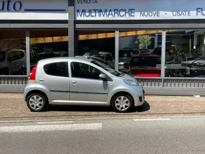 Usata Peugeot 107 Active 68 CV (50 kW) 2010 Argento Utilitaria