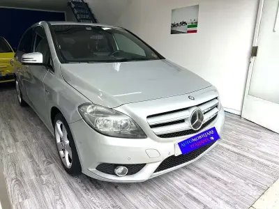 Usata Mercedes B180 Premium 122 CV (89 kW) 2012 Grigio Utilitaria