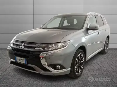Usata Mitsubishi Outlander P-HEV Instyle 121 CV (88 kW) 2016 Grigio SUV