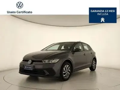Usata VW Polo Life 95 CV (69 kW) 2024 Grigio Utilitaria