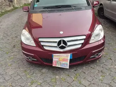 Usata Mercedes B200 140 CV (102 kW) 2019 Rosso Utilitaria