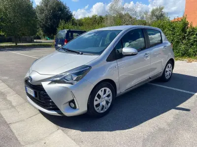 Usata Toyota Yaris Hybrid Active 73 CV (53 kW) 2020 Argento Berlina