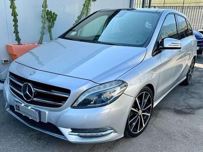 Usata Mercedes B200 Premium 136 CV (100 kW) 2012 Argento metallizzato Utilitaria