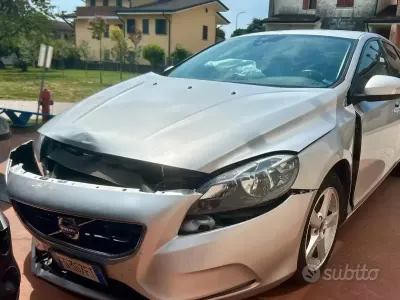 Usata Volvo V40 120 CV (88 kW) 2016 Grigio Berlina