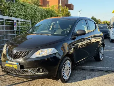 Usata Lancia Ypsilon Silver 69 CV (50 kW) 2016 Nero Utilitaria