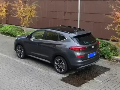 Käytetty Hyundai Tucson 116 HP (85 kW) 2019 Harmaa Katumaasturi