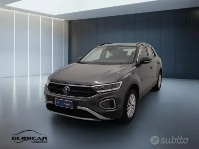 Usata VW T-Roc Life 150 CV (110 kW) 2024 Grigio SUV