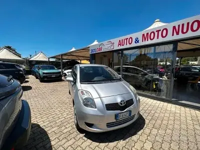 Usata Toyota Yaris Sol 69 CV (50 kW) 2007 Grigio Utilitaria