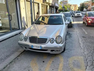 Käytetty Mercedes E200 Avantgarde 163 HP (119 kW) 2001 Hopea Sedan
