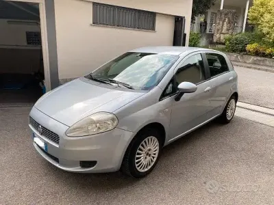 Usado Fiat Grande Punto Dynamic 77 CV (56 kW) 2007 Gris Utilitario