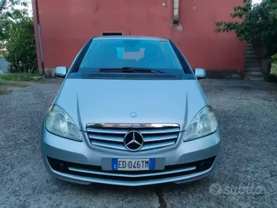 Usata Mercedes A180 109 CV (80 kW) 2010 Grigio Berlina