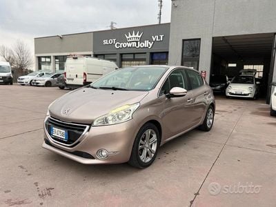 Giallo Usata 2014 Peugeot 208 Allure Utilitaria | 5900 € (Buon prezzo)
