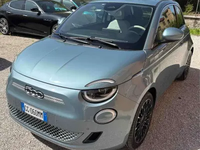 Usata Fiat 500e La Prima 42 kW (58 CV) 2021 Glacier blue Utilitaria