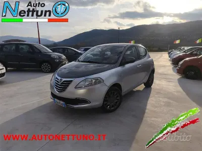 Usado Lancia Ypsilon Gold 69 CV (50 kW) 2013 Gris Utilitario