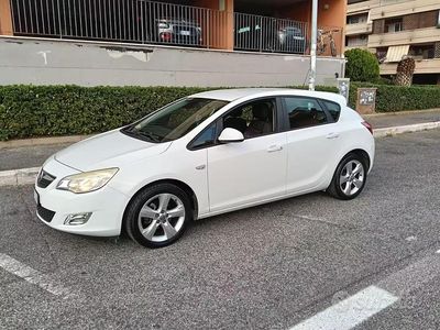 Usata Opel Astra 115 CV (84 kW) 2011 Bianco Berlina