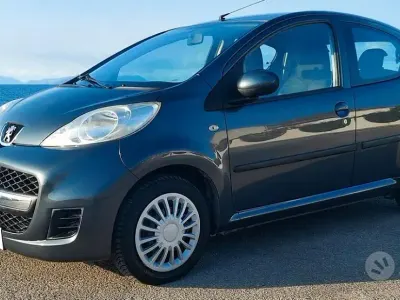 Usata Peugeot 107 68 CV (50 kW) 2011 Grigio Utilitaria