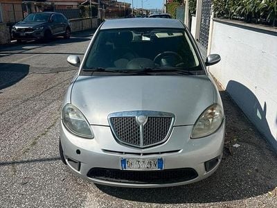 Usado Lancia Ypsilon 60 HP (44 kW) 2006 Cinzento Citadino
